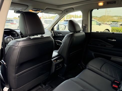 Used 2025 Nissan Pathfinder Platinum w/ Cargo Package image 32