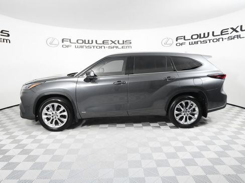 Used 2025 Toyota Highlander Limited AWD/4WD image 4