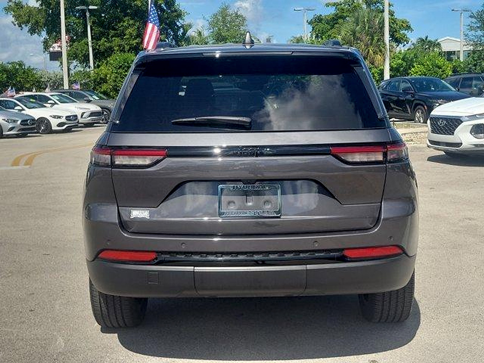 Used 2023 Jeep Grand Cherokee Altitude RWD image 6