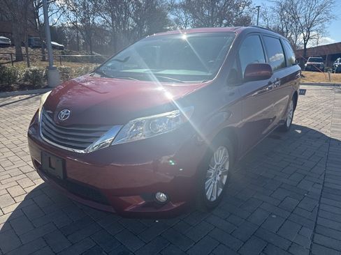 Used 2015 Toyota Sienna XLE w/ XLE Navigation Package image 1