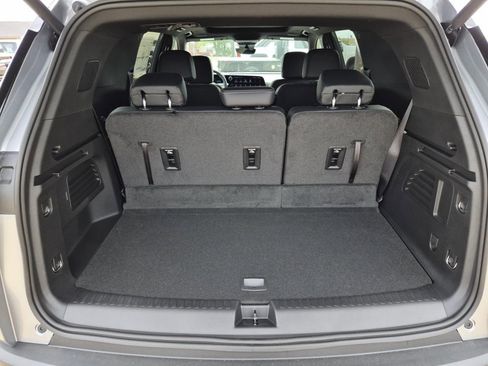 New 2026 Chevrolet Traverse LT w/ Sun and Wheel Package FWD image 6