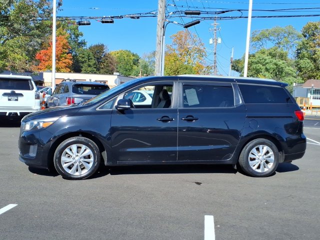 Used 2017 Kia Sedona LX w/ LX Essentials Premium Package FWD image 3