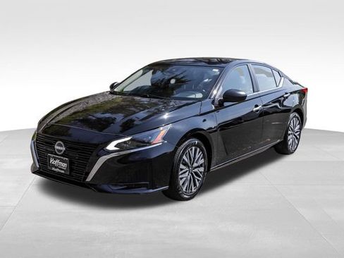 Used 2025 Nissan Altima 2.5 SV FWD image 11
