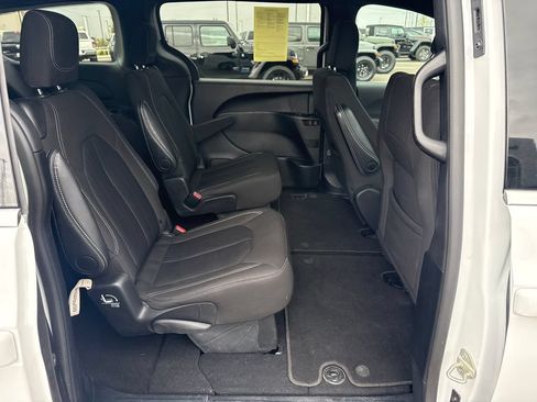 Used 2024 Chrysler Pacifica Touring FWD image 29