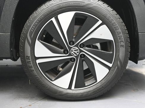 Certified 2024 Volkswagen Taos SE image 10