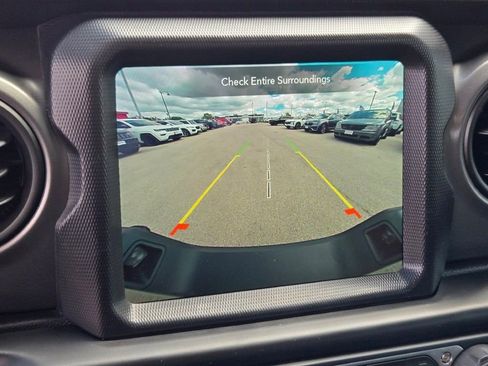 Used 2021 Jeep Gladiator Willys image 23