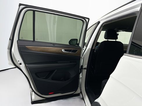 Used 2024 Volkswagen Atlas SE image 25