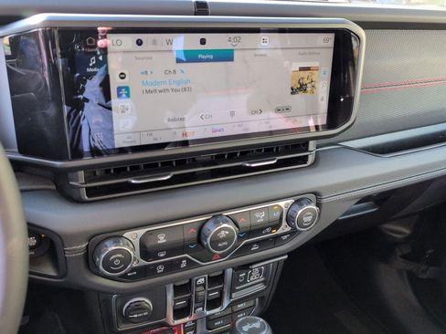 Used 2025 Jeep Wrangler Unlimited Rubicon image 19