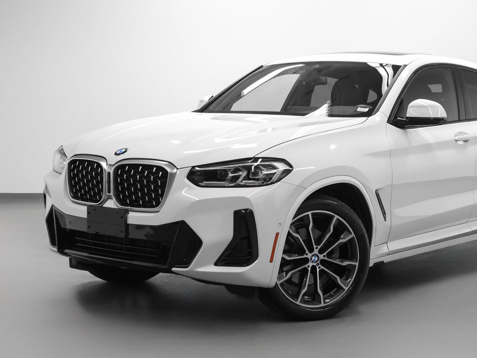 Used 2023 BMW X4 xDrive30i w/ M Sport Package AWD/4WD image 7