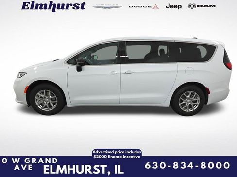 New 2026 Chrysler Pacifica Select image 2