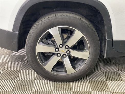Used 2021 Chevrolet Traverse LT w/ LT Premium Package image 18