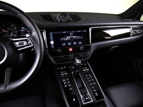 Certified 2025 Porsche Macan AWD/4WD image 19