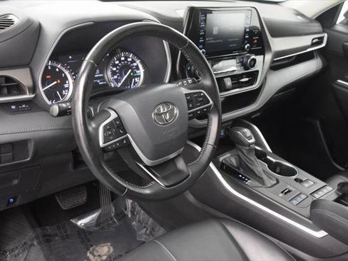 Certified 2022 Toyota Highlander XLE image 21