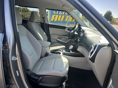 Used 2023 Kia Soul LX w/ LX Technology Package FWD image 18