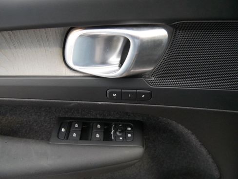 Used 2025 Volvo XC40 B5 Core image 17