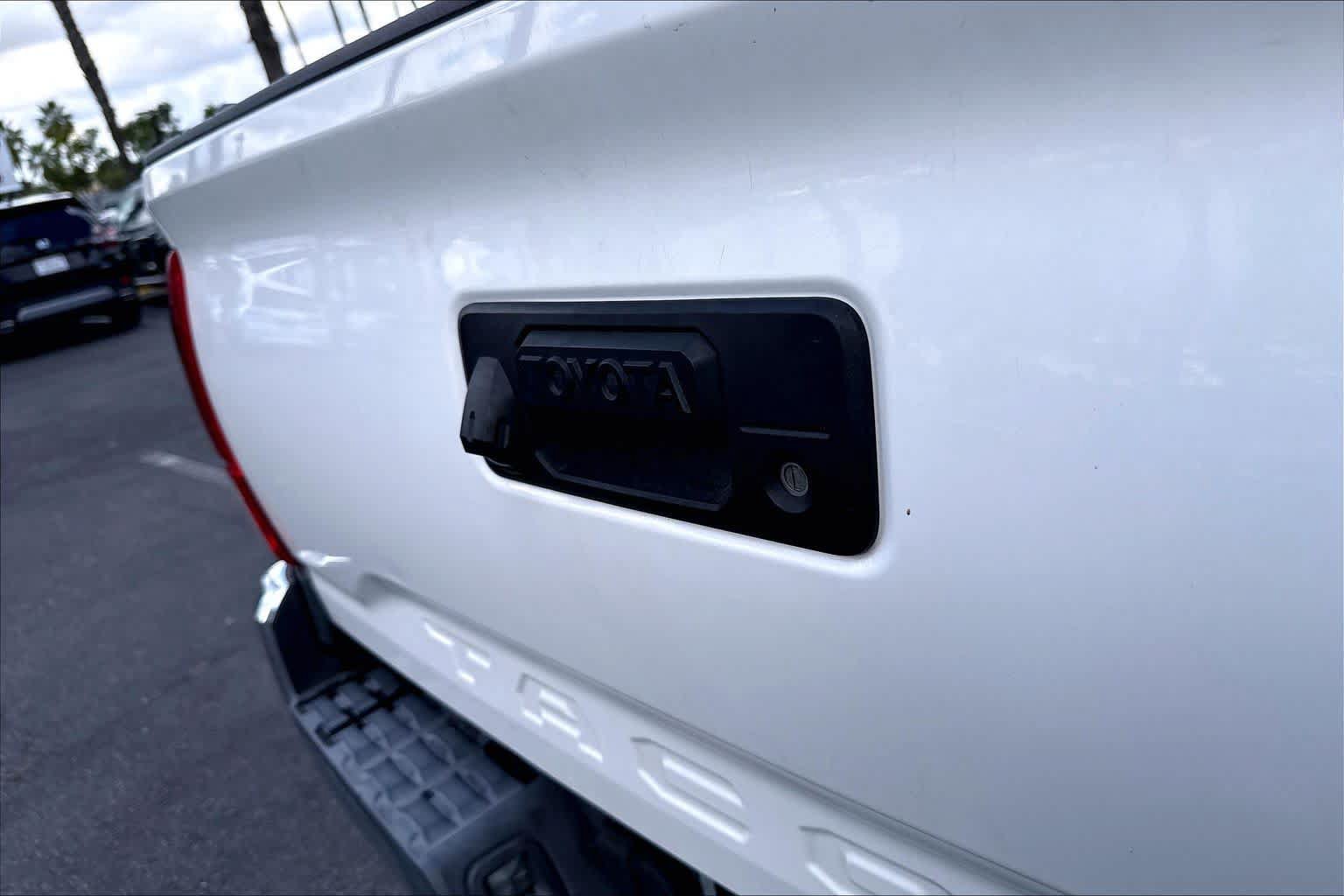 Used 2017 Toyota Tacoma SR5 RWD image 28