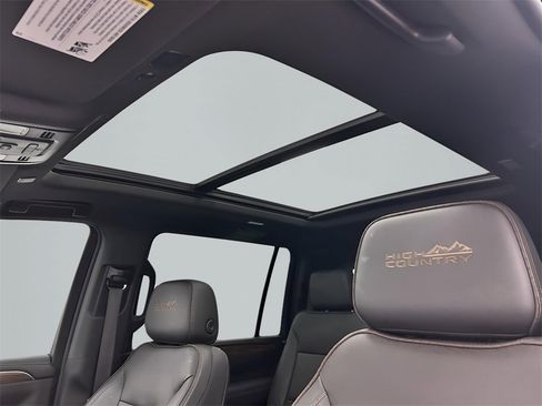 Used 2022 Chevrolet Suburban High Country image 10