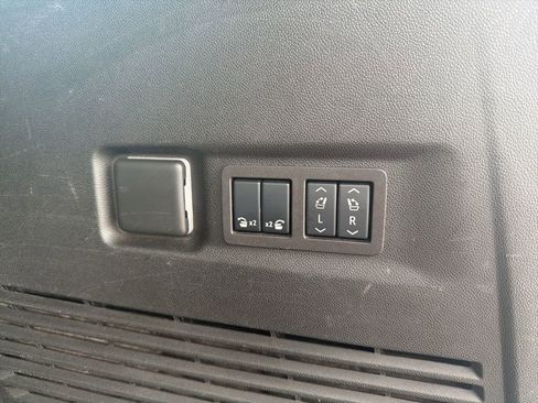 Used 2024 Chevrolet Suburban Premier RWD image 25