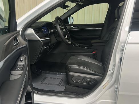 New 2026 Jeep Grand Cherokee Altitude image 12