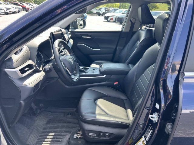 Used 2023 Toyota Highlander XLE FWD image 22
