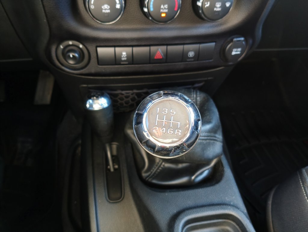 Used 2016 Jeep Wrangler Unlimited Sahara w/ Dual Top Group AWD/4WD image 28