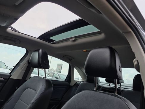 Used 2025 Volkswagen Jetta SE image 31