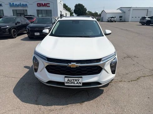 New 2026 Chevrolet Trax LT w/ Sunroof Package FWD image 9