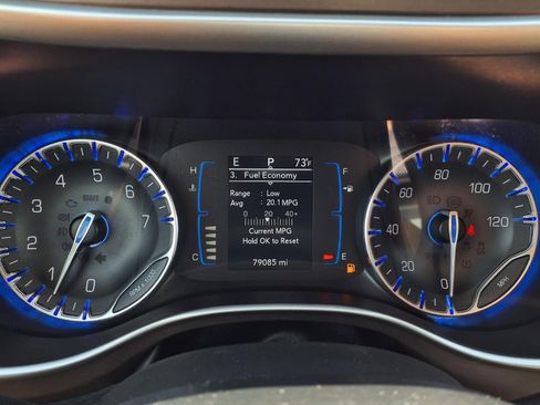 Used 2019 Chrysler Pacifica Touring-L FWD image 19