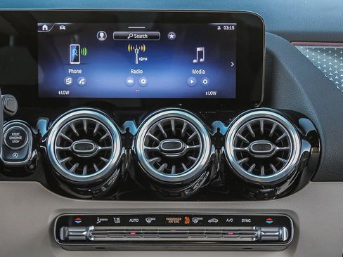 Used 2025 Mercedes-Benz GLA 250 4MATIC image 15