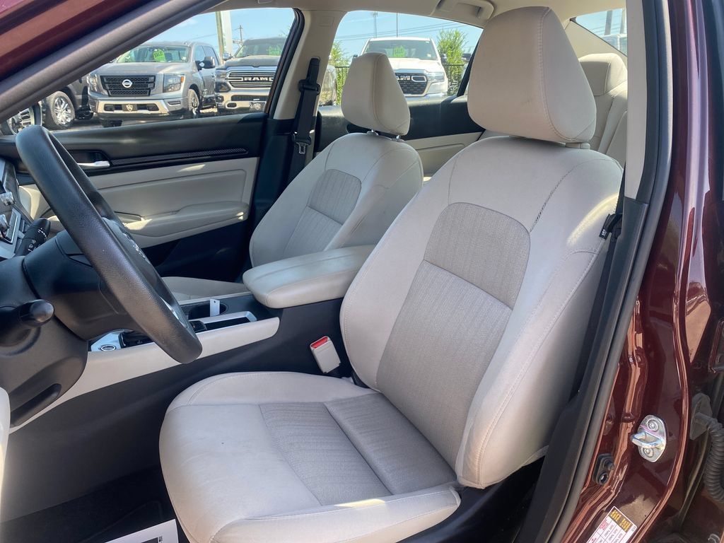 Used 2025 Nissan Altima 2.5 SV FWD image 10