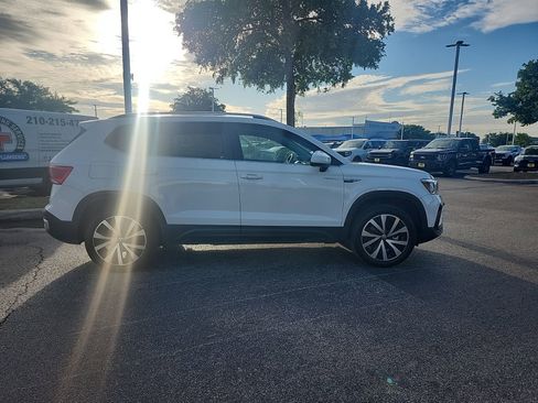 Used 2024 Volkswagen Taos SE image 2