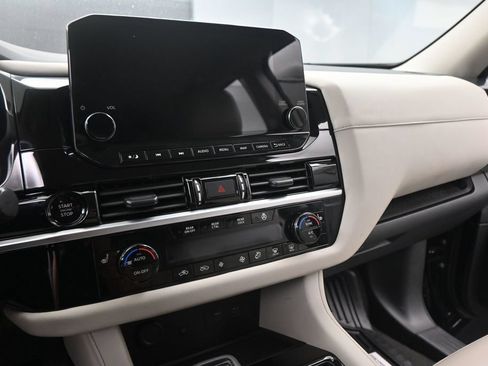 Used 2025 Nissan Pathfinder SL FWD image 14