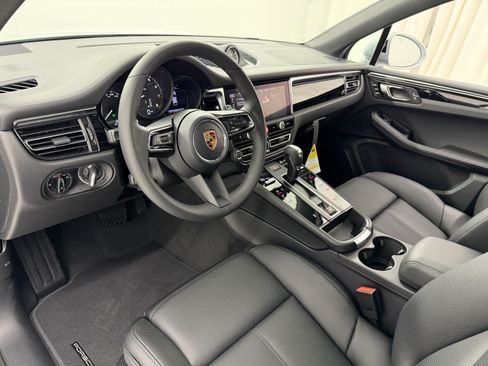 Certified 2026 Porsche Macan AWD/4WD image 4