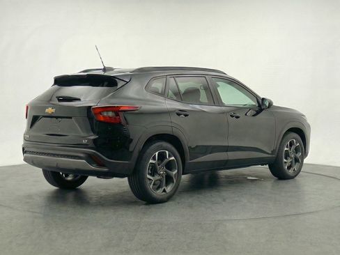 Used 2025 Chevrolet Trax LT w/ LT Convenience Package FWD image 9