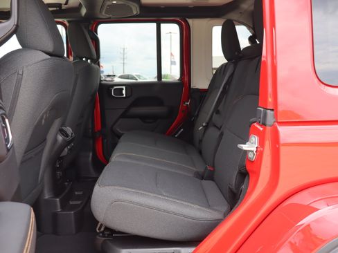 Used 2025 Jeep Wrangler Unlimited Sahara w/ Safety Group AWD/4WD image 10