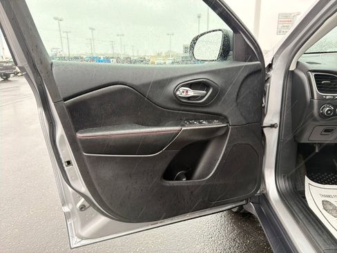 Used 2020 Jeep Cherokee Trailhawk w/ Cold Weather Group image 10