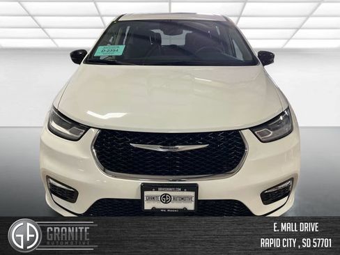 Used 2024 Chrysler Pacifica Limited FWD image 8