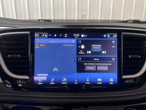 Used 2025 Chrysler Pacifica Limited FWD image 4