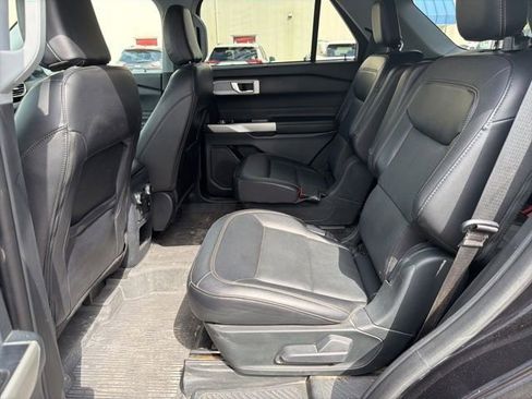 Used 2021 Ford Explorer Limited w/ Equipment Group 301A AWD/4WD image 18