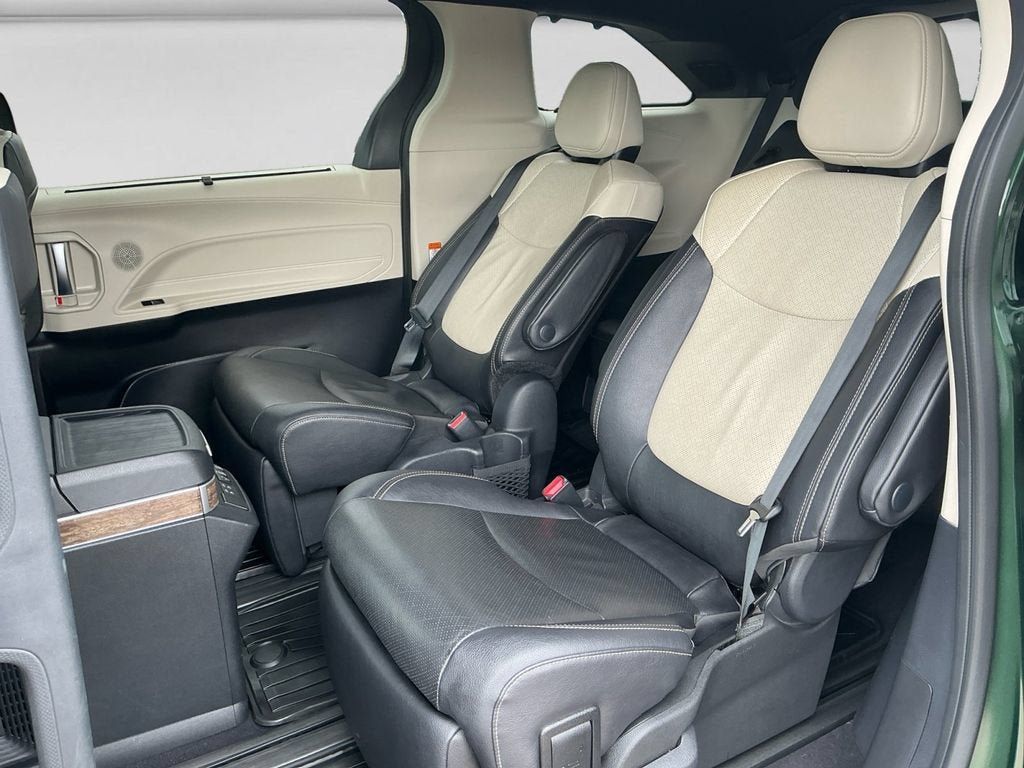 Used 2025 Toyota Sienna Platinum AWD/4WD image 14