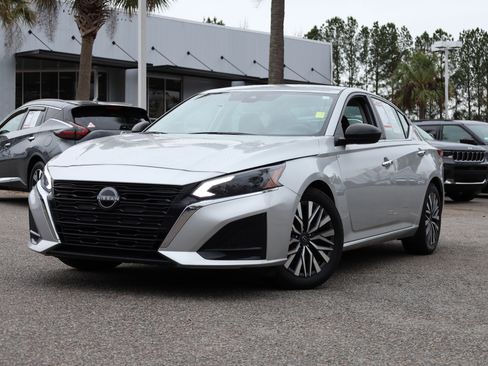 Used 2024 Nissan Altima 2.5 SV image 1