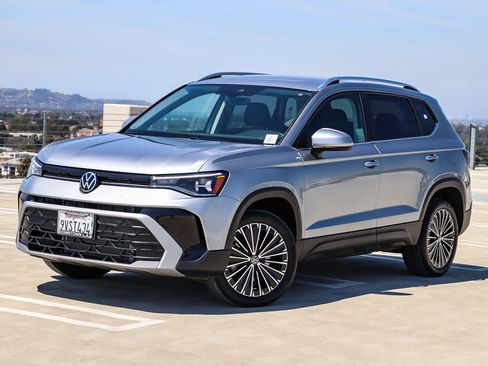 New 2025 Volkswagen Taos SE FWD image 1