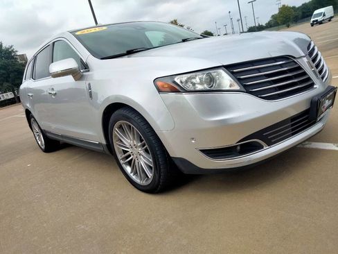 Used 2019 Lincoln MKT AWD image 3