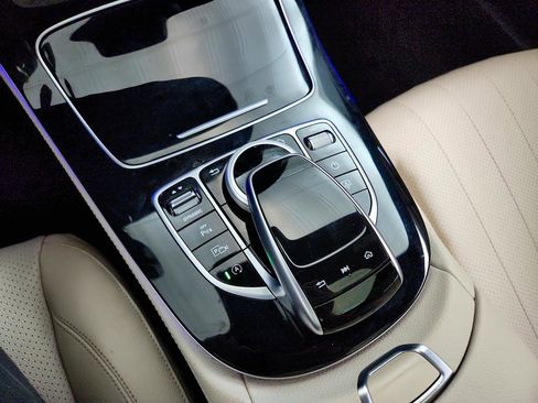 Used 2018 Mercedes-Benz E 300 4MATIC w/ Premium 2 Package image 19