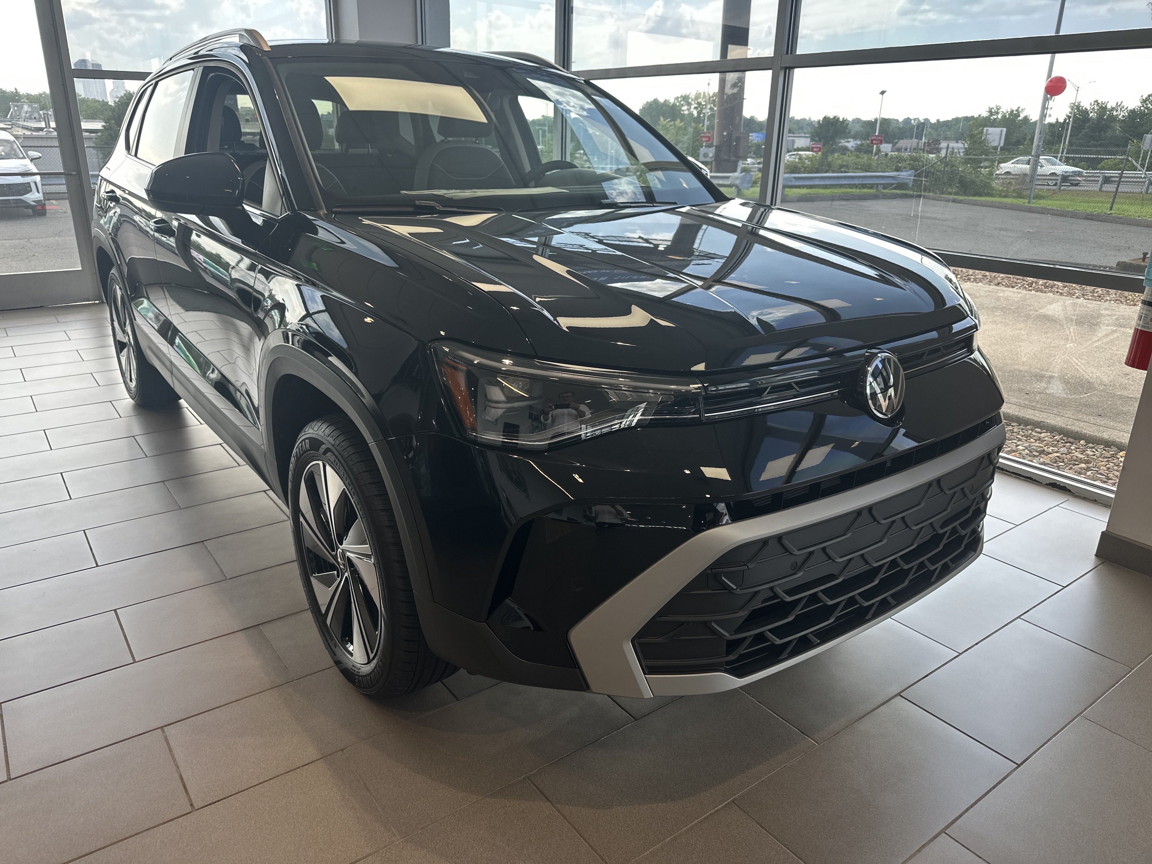 New 2025 Volkswagen Taos SE AWD/4WD image 2