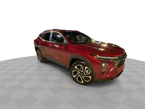 Used 2025 Chevrolet Trax RS w/ Sunroof Package image 2