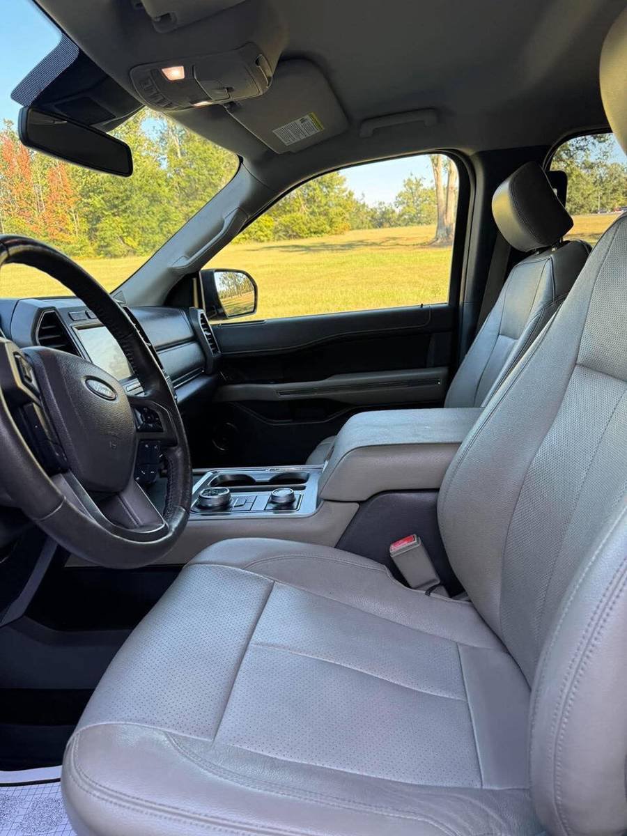 Used 2018 Ford Expedition XLT w/ Equipment Group 202A AWD/4WD image 10