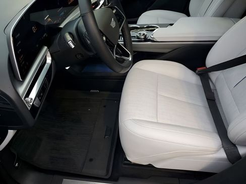 Certified 2024 Cadillac Lyriq Luxury image 31