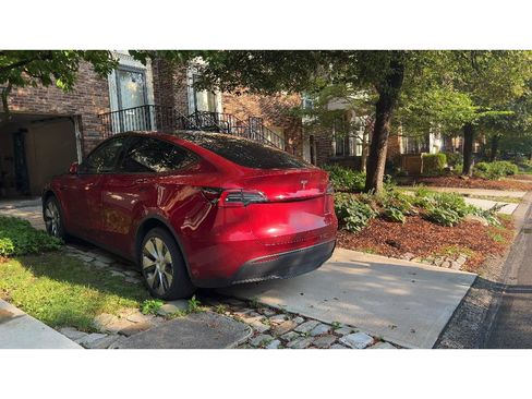 Used 2024 Tesla Model Y Long Range AWD/4WD image 2
