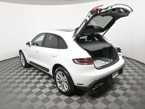 Certified 2025 Porsche Macan image 33
